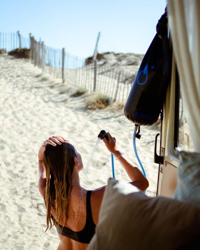 Erfrischt durch den Sommer mit deiner reiseregen Outdoor-Dusche 💦Ob du dich nach einem warmen Tag erfrischen, Geschirr spülen oder sie als wasserdichte Umhängetasche nutzen möchtest - reiseregen ist dein perfekter Begleiter. 🌞🚐#reiseregen#wilderfrischen#outdoordusche#sommer